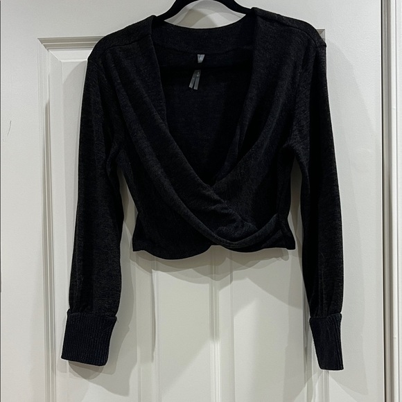 Anthropologie Tops - Anthropologie twist cropped long sleeve top size small